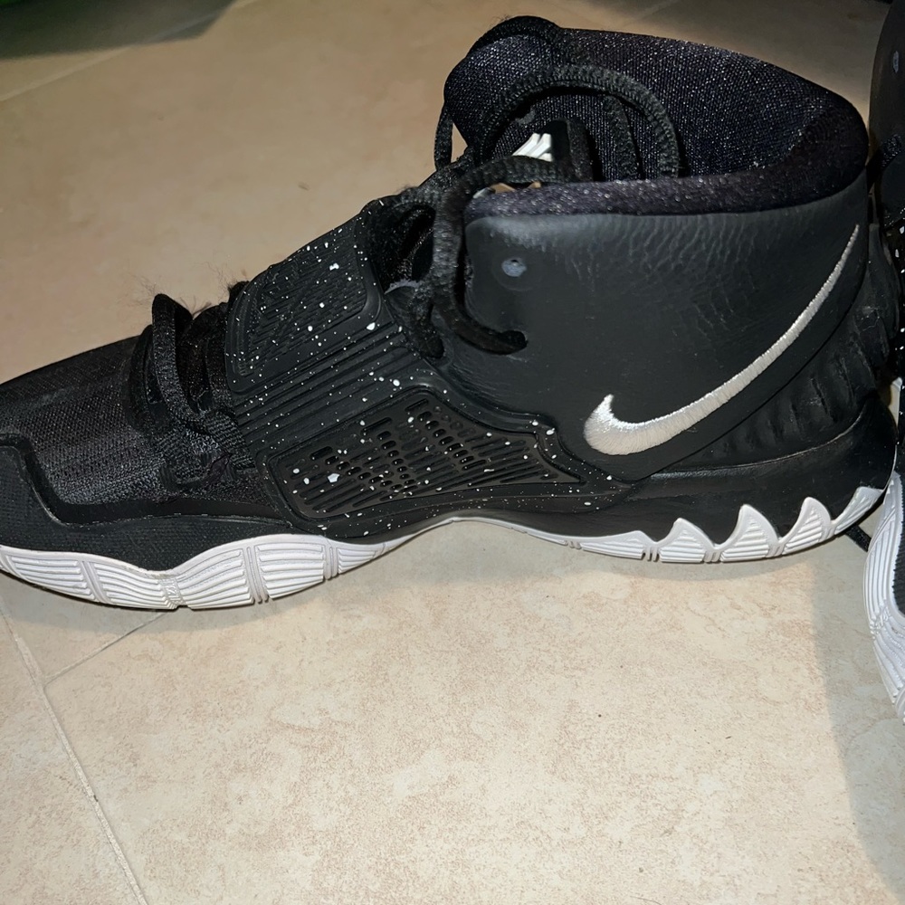 Men size 8 Nike Kyrie 6 Jet black white shoes — great condition